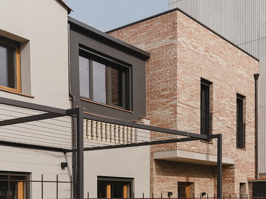 Façana d'obra vista natural a Cardedeu i rehabilitació d'una casa històrica que havia estat una llar d'infants.