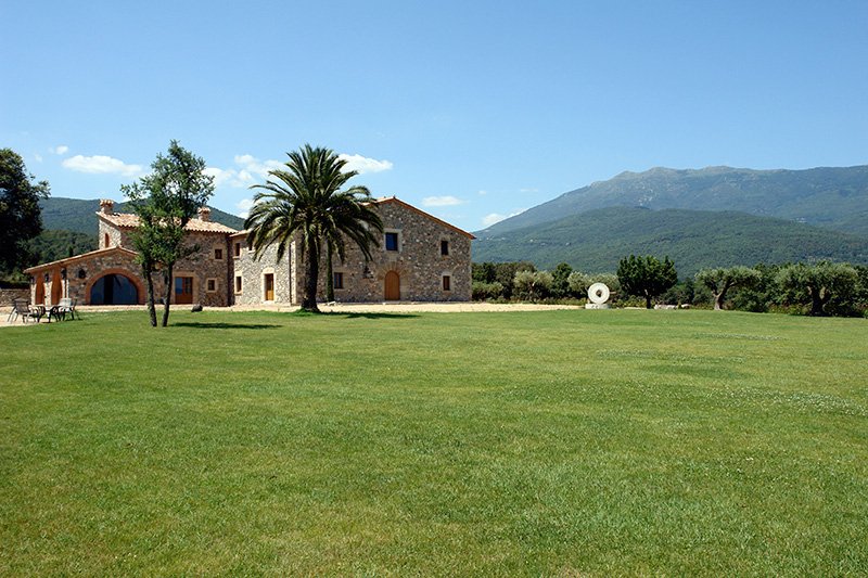 Masia rehabilitada recuperant el valor patrimonial i adaptant-la la nova família.